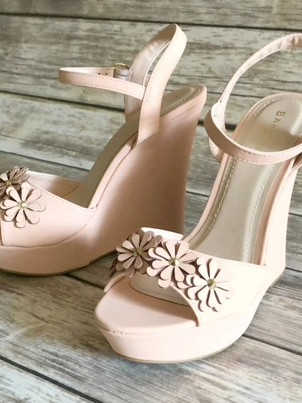 Retro ModCloth (Bamboo) Peach Wedge Sandals Size 9